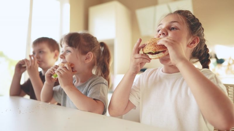 La Burger Party: Créez Votre Burger Idéal en Famille!